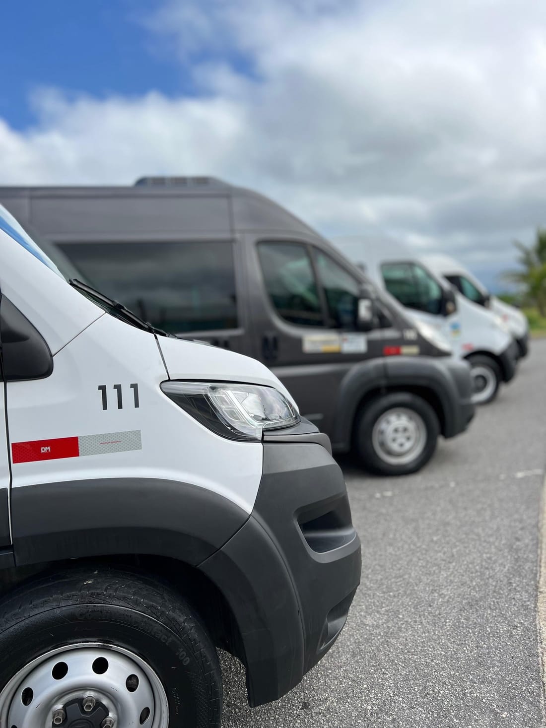 Vans da Taxi Van Peruíbe enfileiradas em Peruíbe